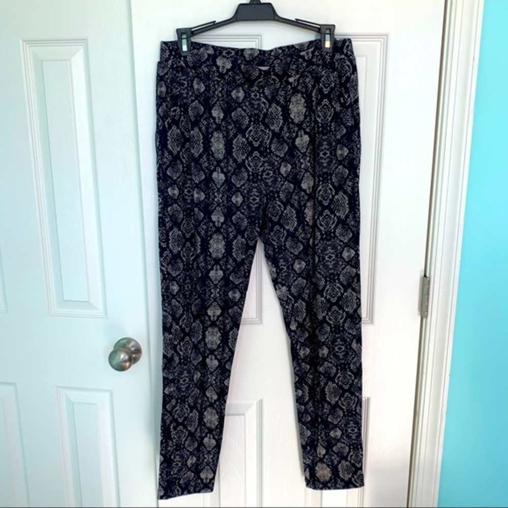 Tart women’s size medium snakeskin print soft pants